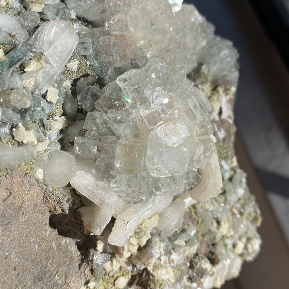 Beautiful crystal growing on matrix - Picture 9 of 11